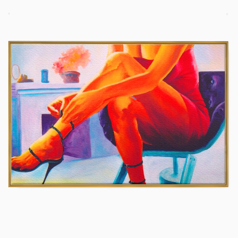 Tablou canvas cu pictura cu femeie in rochie rosie, in rama de aluminiu auriu